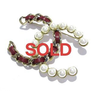 CHANEL Coco - Gold Cream Bordeaux Hardware Fake Pearl Leather Brooch 680-051525